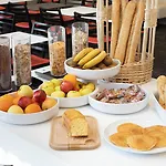 Express - Est By Ihg 호텔 3*